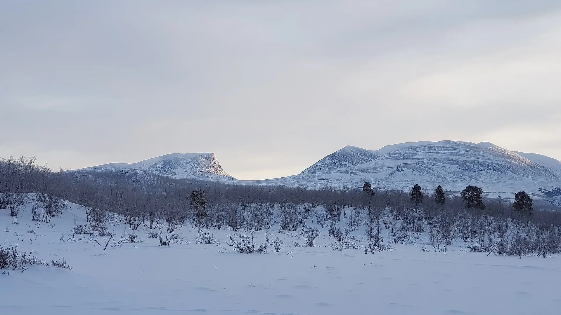 De Lapporten, de U-vormige bergpas bij Abisko, boven een besneeuwde vlakte